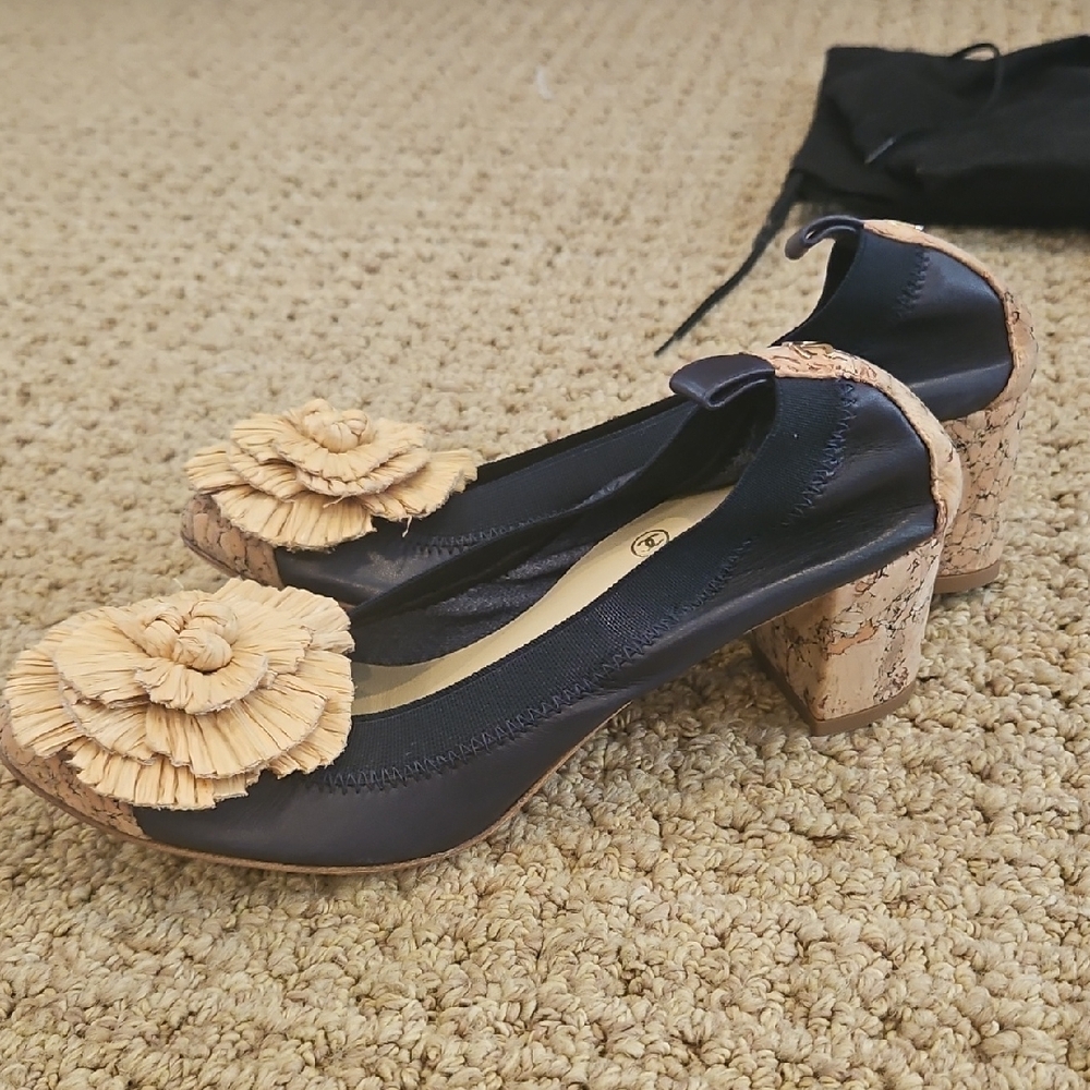 CHANEL Navy and Cream Flats with Floral Accent - Picture 9 of 14